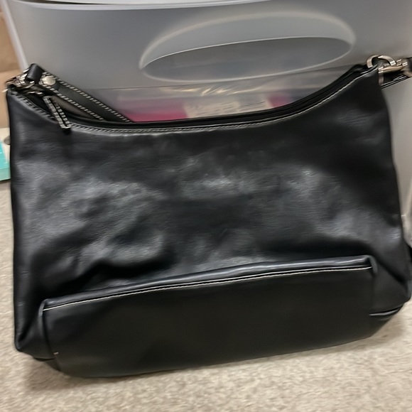 RLL versatile lightly used bag black leather with removable strap. Inside pocket - Picture 5 of 9
